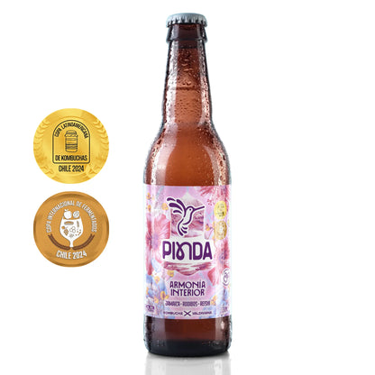 Botella de kombucha Pinda Armonía Interior con etiqueta visible, sabor Reishi, flor de Jamaica y Rooibos, bebida sin cafeína, ideal para descanso y calma, antioxidante natural, elaborada artesanalmente en Valdivia