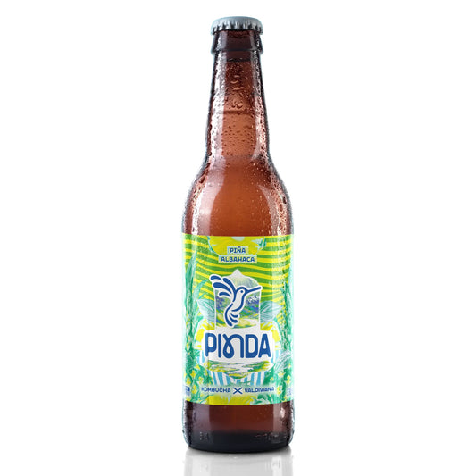 Botella de kombucha Pinda Piña Albahaca, bebida tropical y herbal con piña dulce y albahaca fresca, fermentada artesanalmente, ideal para maridar o refrescarse durante el día