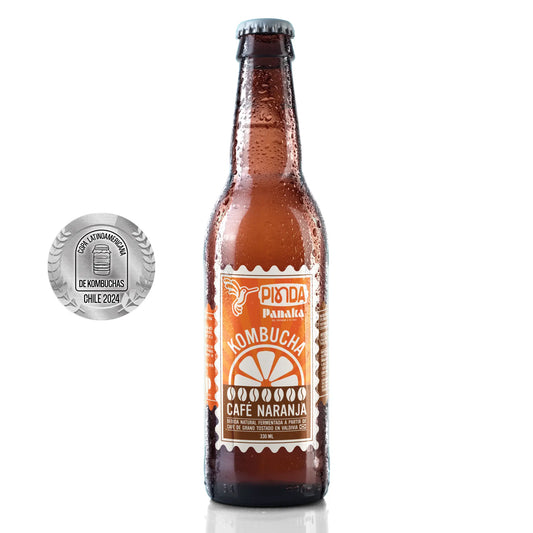Botella de kombucha Pinda Café Naranja, bebida innovadora con notas de café tostado y cítricos frescos, fermentación artesanal con ingredientes naturales, ideal para quienes buscan sabor intenso y equilibrio energético